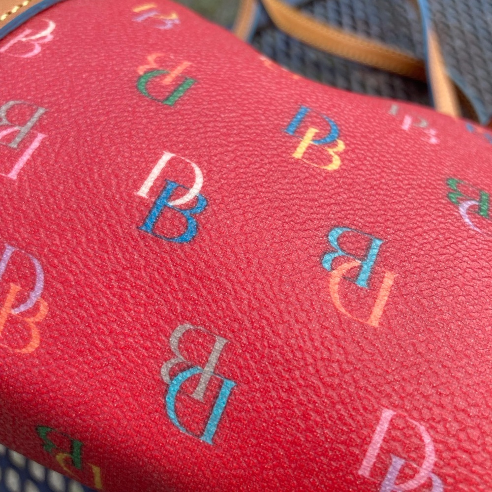 Stylish Dooney & Bourke pink monogram barrel, shoulder/satchel rainbow bag - Picture 14 of 15
